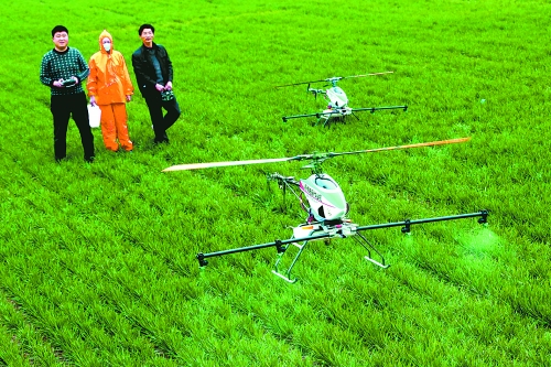 無人作業(yè)機(jī)一分鐘可為一畝地噴一升藥。