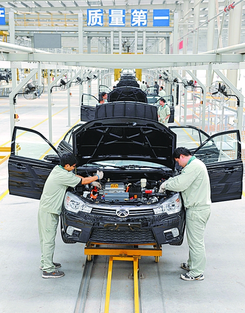 　　4月16日，新鄉(xiāng)市新能電動汽車有限公司的工作人員在電動汽車生產(chǎn)流水線上作業(yè)。目前，新鄉(xiāng)現(xiàn)有規(guī)模以