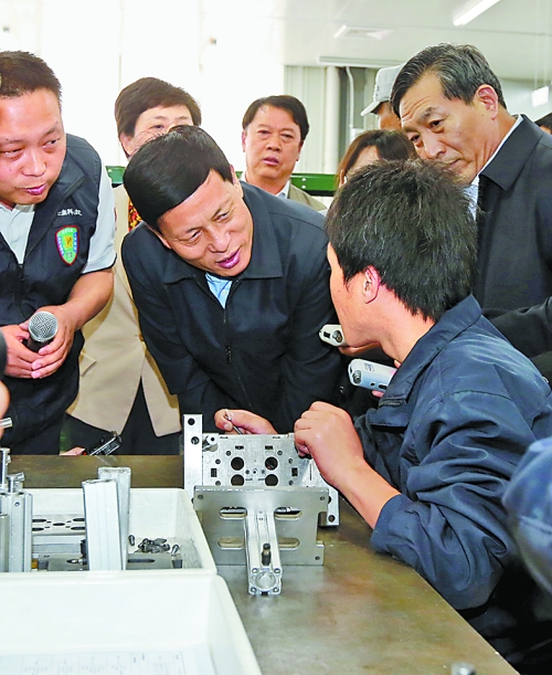 4月24日，省委副書記、省長謝伏瞻在濟源虎嶺產業(yè)集聚區(qū)考察。