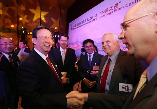 3月24日晚，省委書記、省長郭庚茂在參加中國發(fā)展高層論壇“中原之夜”活動時與外商親切握手交談。