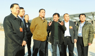 　　鄭州手拉手集團(tuán)董事長賈長明（右三）向省農(nóng)業(yè)廳廳長朱孟洲（右四），省政府副秘書長、省政府駐京辦主任