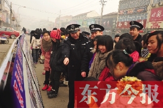 虞城縣公安局在26個(gè)鄉(xiāng)鎮(zhèn)開展“安全防范”大宣傳活動(dòng) 代先鋒 攝