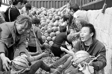 　眼下，內(nèi)黃縣東莊鎮(zhèn)種植的“無公害西瓜”豐收，市場緊俏。圖為5月6日，瓜農(nóng)準(zhǔn)備把外銷的西瓜裝車。劉肖