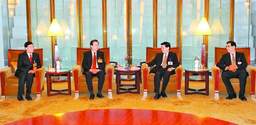 　3月24日，國(guó)務(wù)院發(fā)展研究中心主任李偉在北京會(huì)見(jiàn)了前來(lái)出席中國(guó)發(fā)展高層論壇“中原之夜”活動(dòng)的河南省