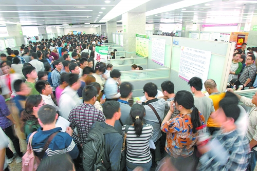 5月5日，招聘會現(xiàn)場人山人海，應(yīng)聘者云集。 大河報(bào)記者 陳曉東 攝