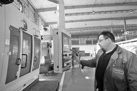 　　5月7日，來自德國的專家正在中原內(nèi)配股份有限公司的生產(chǎn)線上調(diào)試設(shè)備。該企業(yè)位于孟州市產(chǎn)業(yè)集聚區(qū)，