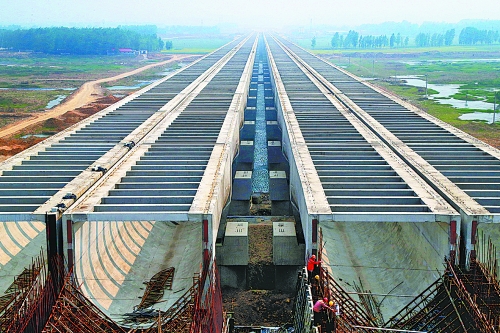 梁式渡槽橫跨沙河。