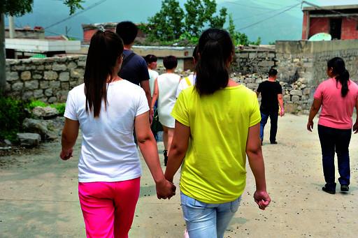 送記者離開時，姐妹倆一直手牽著手