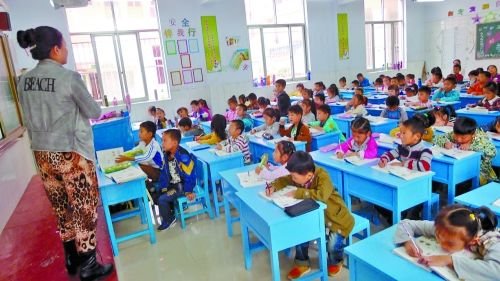 有的課桌直抵講臺(tái),學(xué)生眼睛離黑板非常近。