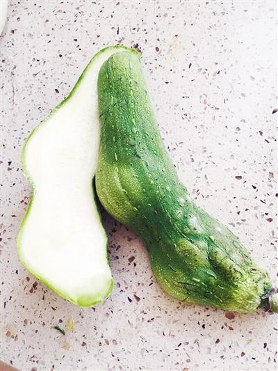 漯河市民菜市場(chǎng)買(mǎi)細(xì)長(zhǎng)絲瓜 放四天“長(zhǎng)胖”