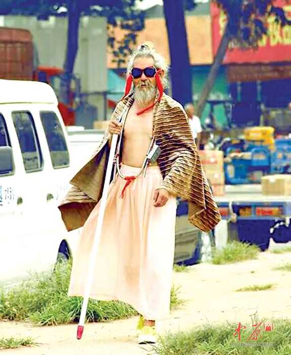 洛陽“洪七公”爆紅網(wǎng)絡 身世之謎引好奇