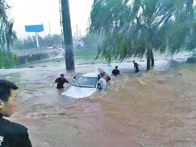 義馬特警在救人圖片由網(wǎng)友提供