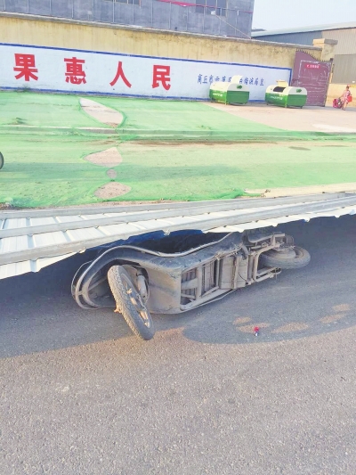 事發(fā)現(xiàn)場，男子的電動車還在鐵皮墻下壓著。