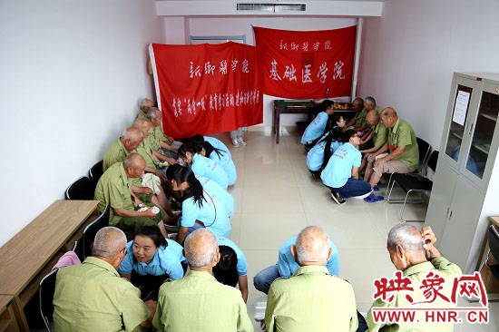 新鄉(xiāng)醫(yī)學(xué)院大學(xué)生暑期社會(huì)實(shí)踐隊(duì)員到新鄉(xiāng)市榮軍醫(yī)院為老紅軍、老戰(zhàn)士洗腳