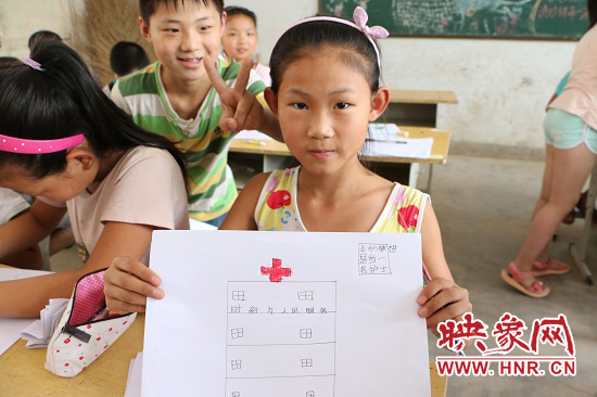 在以“中國夢”主題 的繪畫課堂上，孩子們寫下了自己的夢想