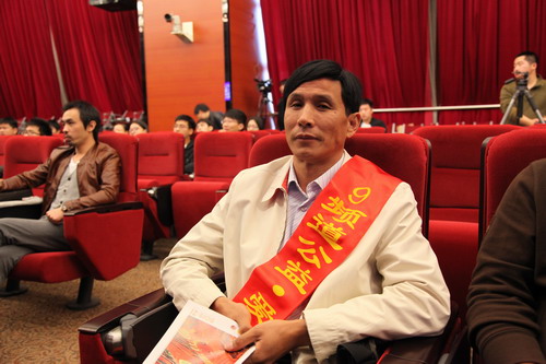 河南平頂山魯山縣電視臺的記者張朝岑受聘9頻道公益·愛心形象大使。