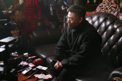 各路記者的長槍短炮對(duì)準(zhǔn)了《大河兒女》主演陳寶國。