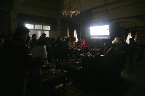 各路媒體記者探班《大河兒女》現(xiàn)場。