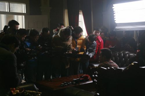 各路媒體記者探班《大河兒女》現(xiàn)場。