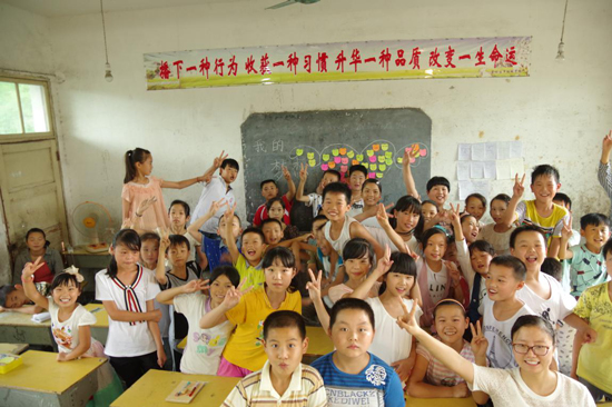 教室里，孩子們與夢想墻合影