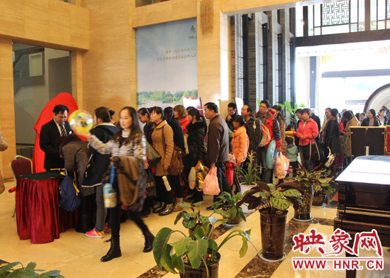 參與活動的老師們排隊(duì)領(lǐng)取江南春溫泉門票