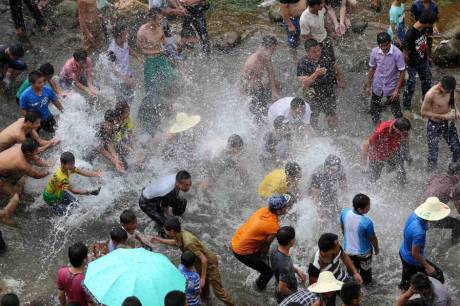 廣西舉辦鬧魚節(jié) 上萬(wàn)人水塘抓魚