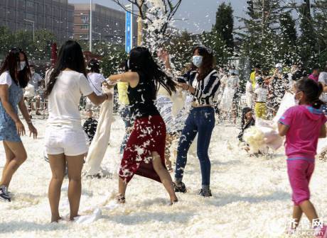 煙臺千人“枕頭大戰(zhàn)”迎中秋