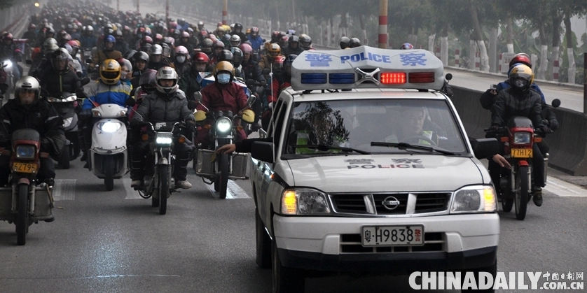 廣東封開(kāi)交警護(hù)航