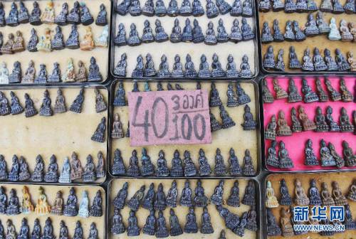 曼谷街頭的護身符市場