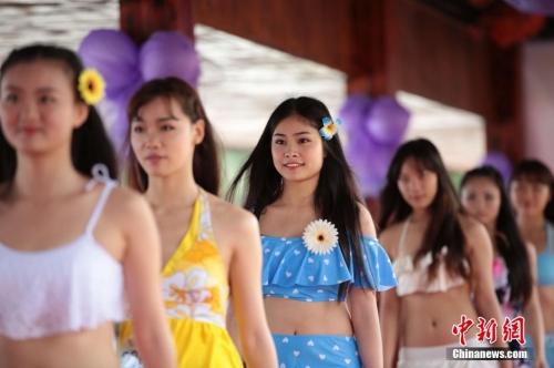 學(xué)生參加?；ㄐ２荽筚?穿比基尼秀身材