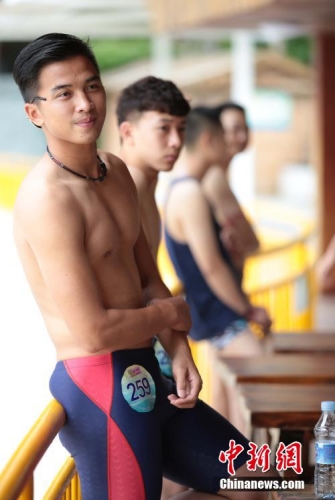 學(xué)生參加?；ㄐ２荽筚?穿比基尼秀身材