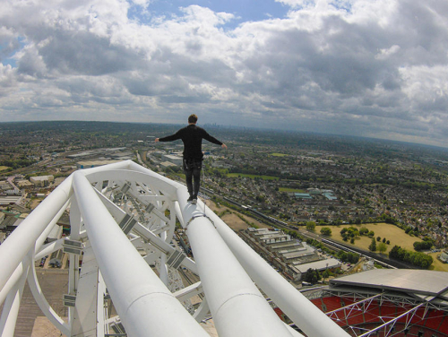 英國(guó)恐高癥小伙登頂134米溫布利球場(chǎng)