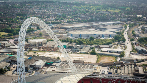 英國(guó)恐高癥小伙登頂134米溫布利球場(chǎng)