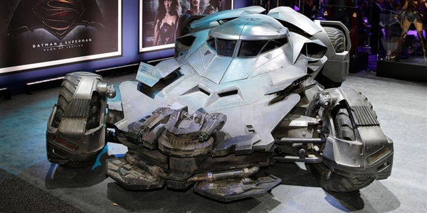 《蝙蝠俠大戰(zhàn)超人》新款戰(zhàn)車(chē)