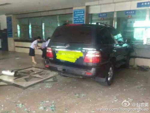 河南一越野車開進(jìn)國(guó)稅局大廳