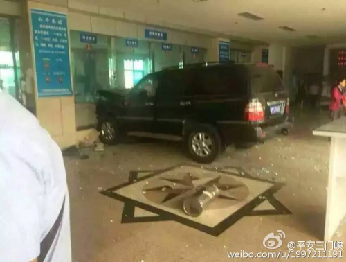 河南一越野車開進(jìn)國(guó)稅局大廳