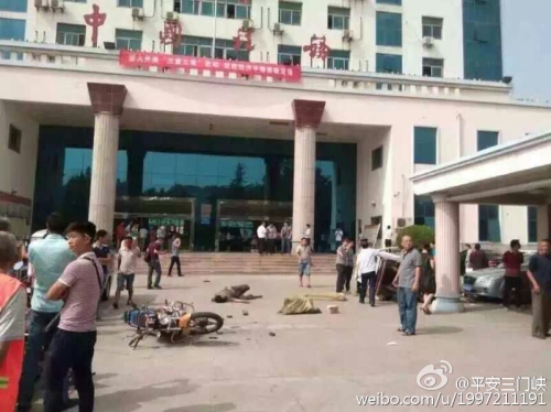 河南一越野車開進(jìn)國(guó)稅局大廳