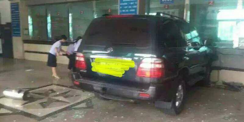 河南一越野車開進(jìn)國(guó)稅局大廳