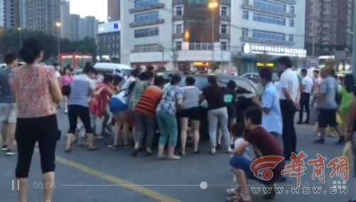 為跳廣場(chǎng)舞大媽推走三輛汽車(chē)騰地方