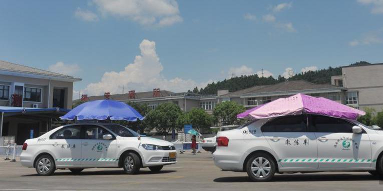 杭州一駕?，F(xiàn)遮陽(yáng)新招 教練車(chē)車(chē)頂撐傘