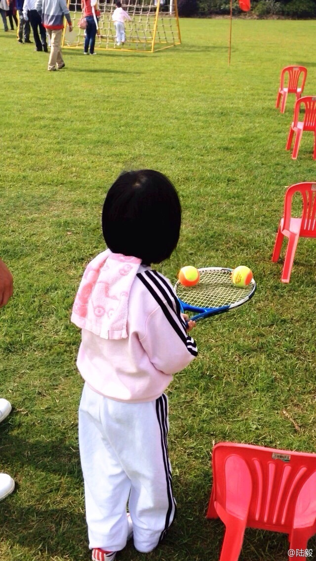 陸毅攜女參加親子運動會同做游戲