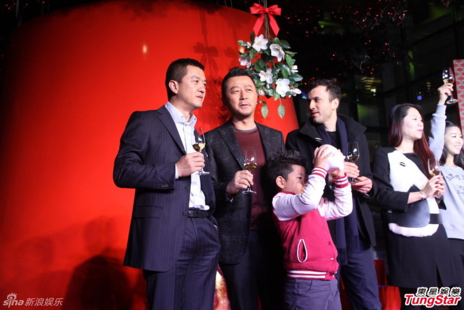 李亞鵬、郭濤父子相活動