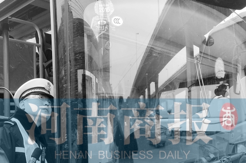 交警在查驗車前擋風玻璃上貼的標志