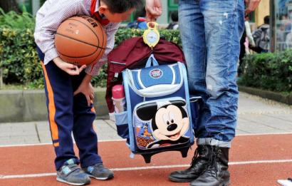 10月28日，記者對(duì)成都市某小學(xué)學(xué)生的書(shū)包進(jìn)行稱重，該學(xué)生書(shū)包的重量為7.8公斤