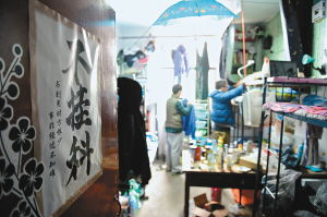 寢室門上的招貼表達(dá)了學(xué)生們的愿望，其實(shí)不逃課、少逃課才是不掛科的保證