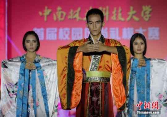 ?；ㄐ２萃_示范中華禮儀 展現(xiàn)漢服風(fēng)采