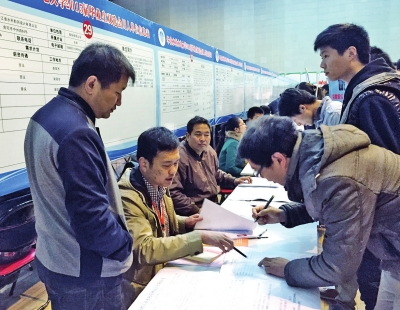 11月15日在華北水院舉行的水利水電專場(chǎng)招聘會(huì)上，萬(wàn)余名畢業(yè)生來(lái)求職