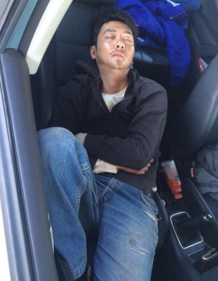 馮紹峰車內(nèi)打盹