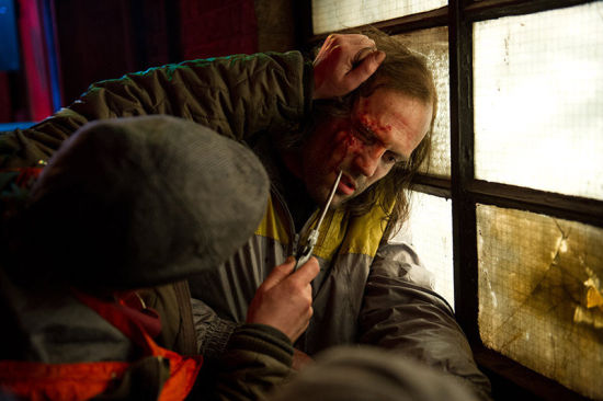 街頭圍毆，硬漢被困