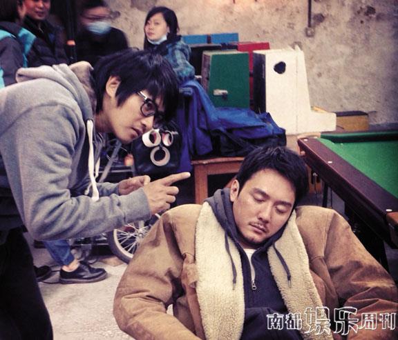 導(dǎo)演在認(rèn)真給演員說戲，演員聽得也很認(rèn)真。